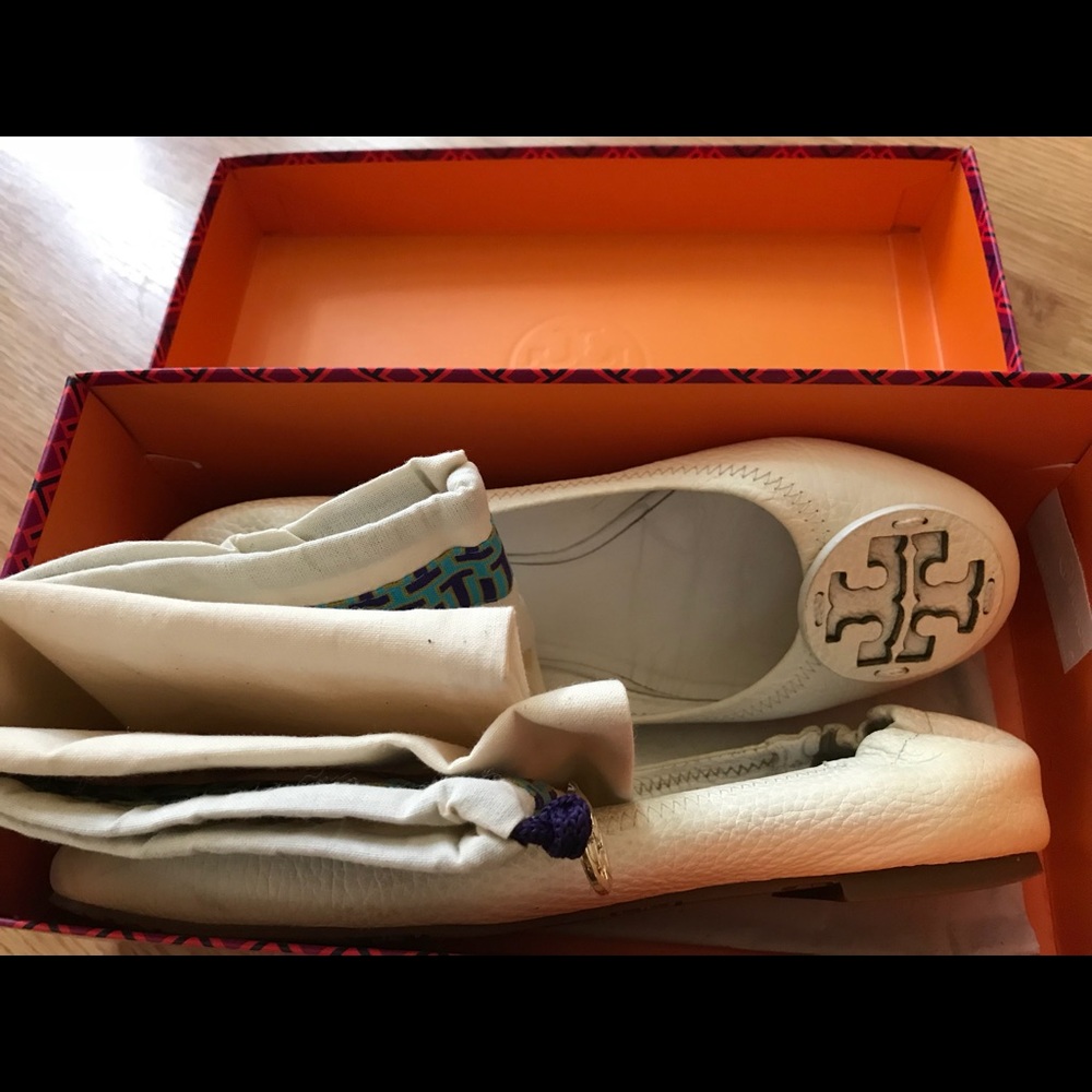 Tory Burch Beige/Off White Tumbled leather flats.